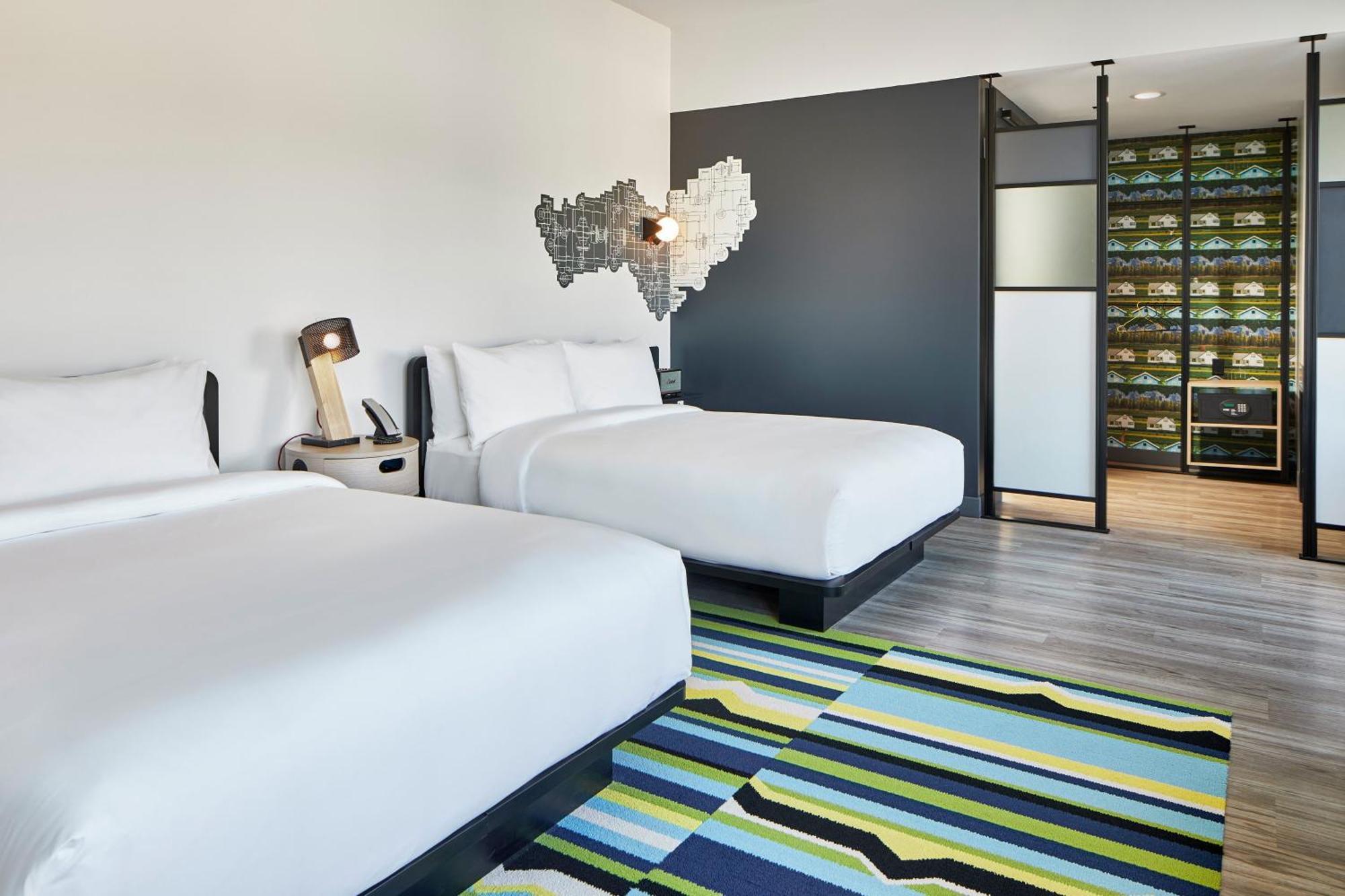 Corner Guest room with 2 Queen beds,1631618329:JPEG